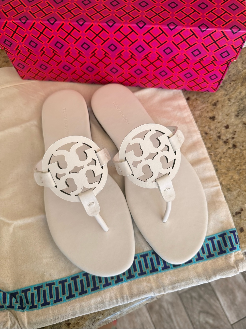 New Tory Burch Black calf Leather Logo Thong Sandals in new ivory